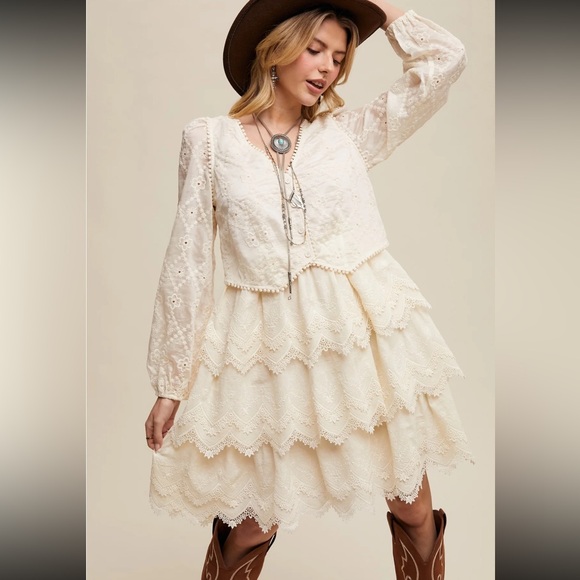 Listicle Dresses & Skirts - NWT Listicle Cream Lace Long Sleeve Dress size Medium